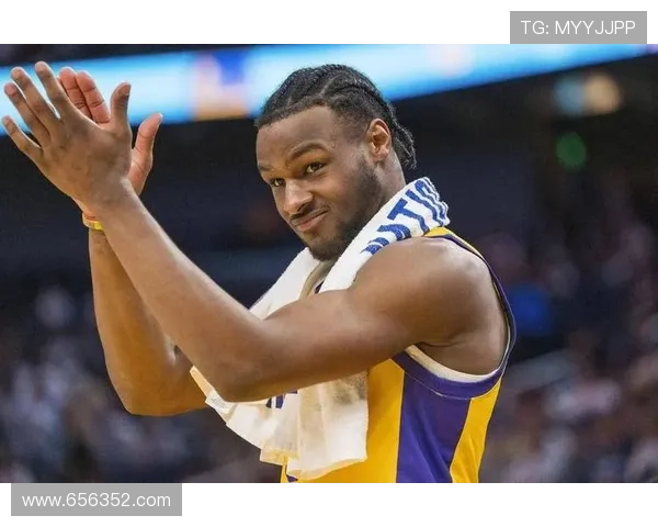 詹姆斯摊手不满布朗尼失误引热议 詹姆斯摊手不满布朗尼失误引热议